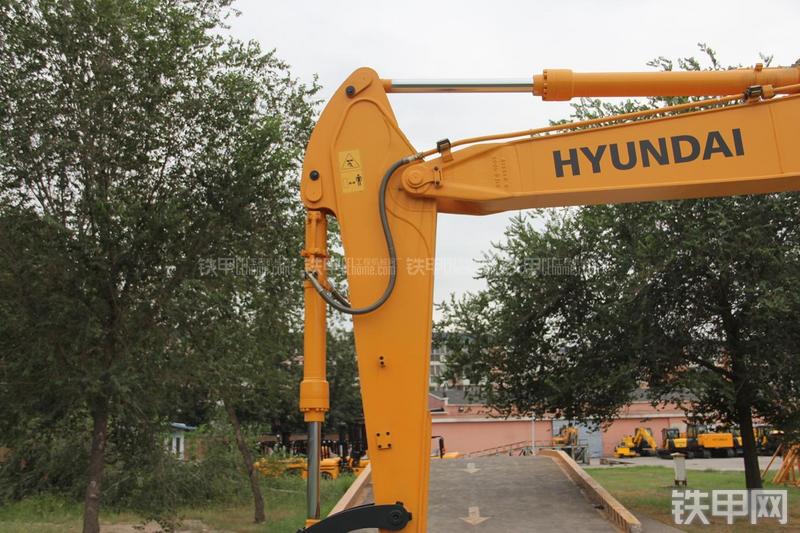 现代R150W-9挖掘机局部