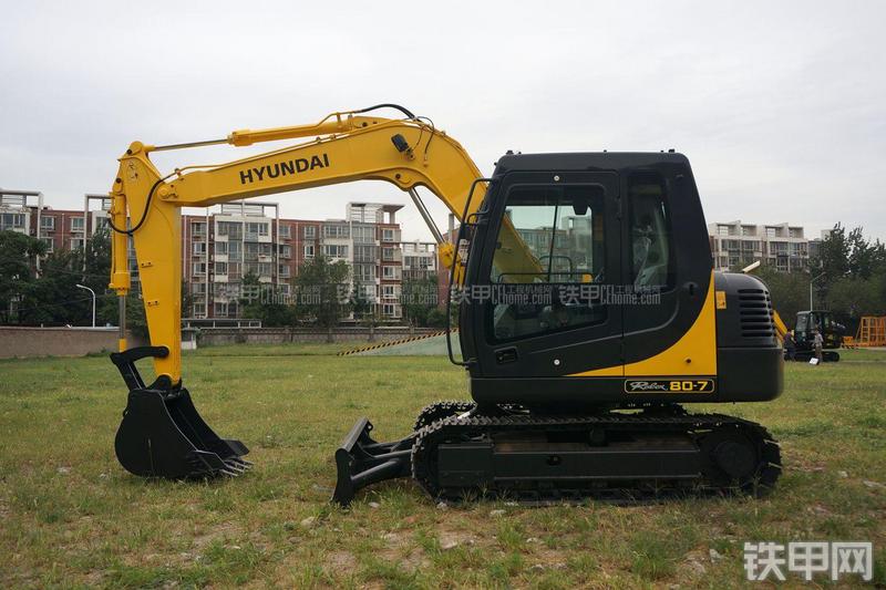现代R80-7挖掘机整机外观