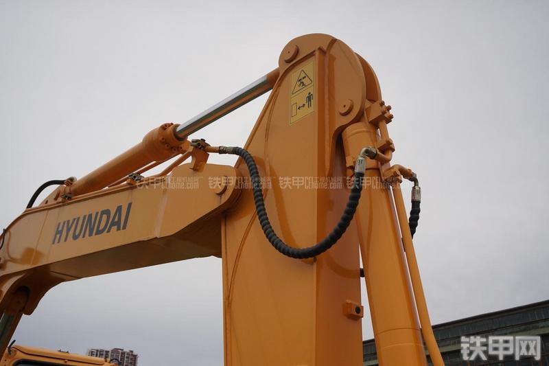 现代R80-9挖掘机局部