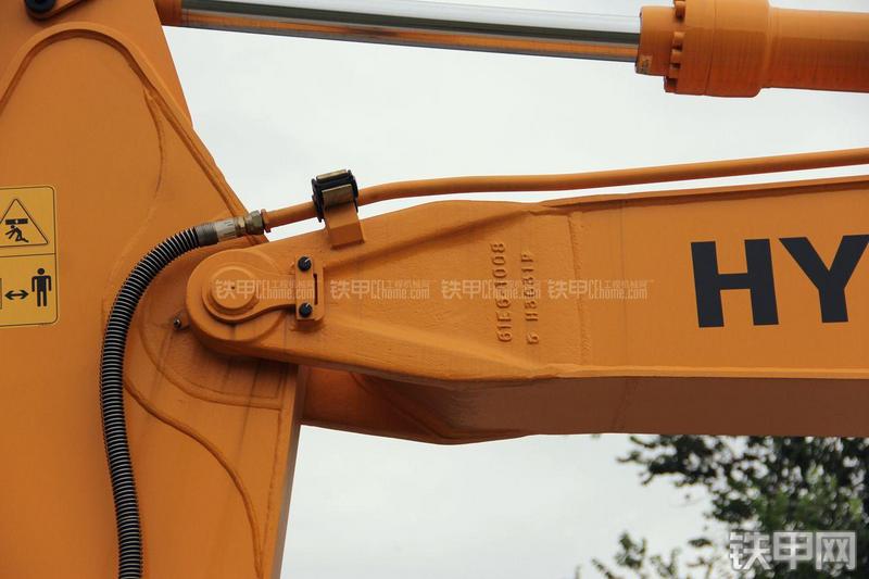 现代R150W-9挖掘机局部