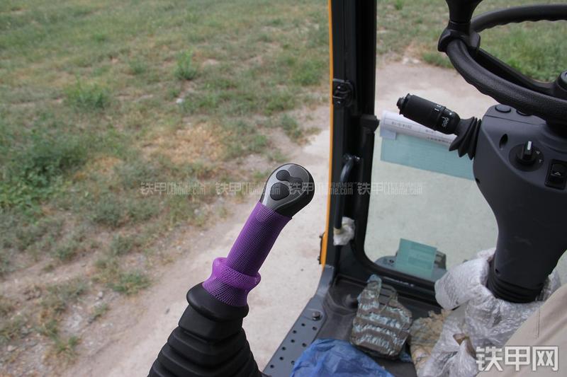 现代R150W-9挖掘机局部