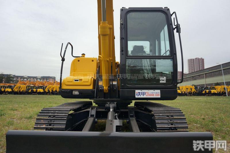 现代R80-7挖掘机局部