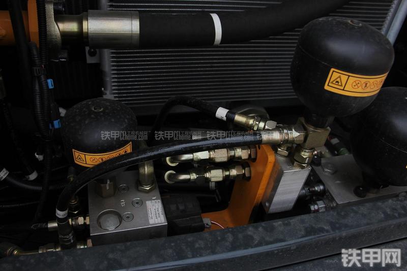 现代R210W-9挖掘机局部