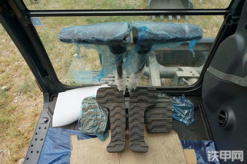 现代R80-9挖掘机局部