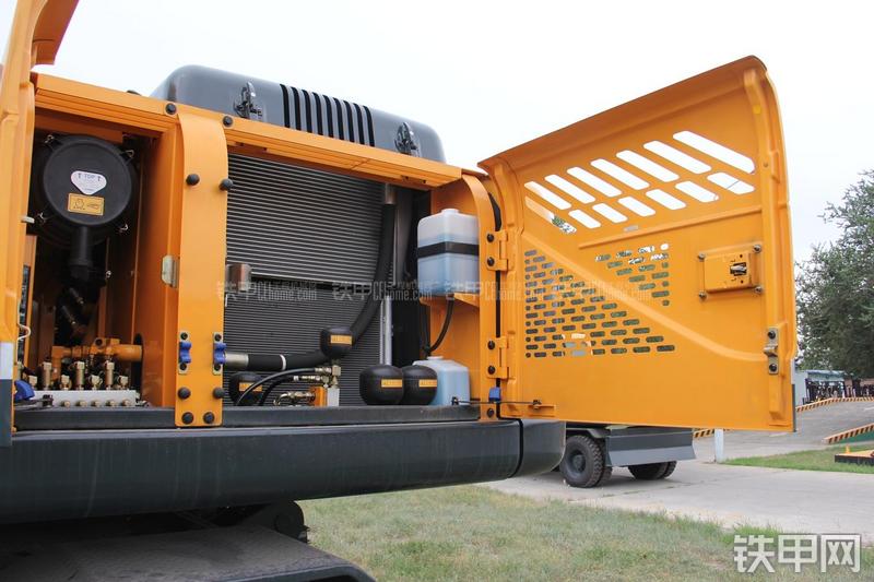 现代R210W-9挖掘机局部