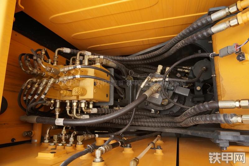 现代R80-9挖掘机局部