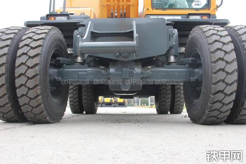 现代R150W-9挖掘机局部