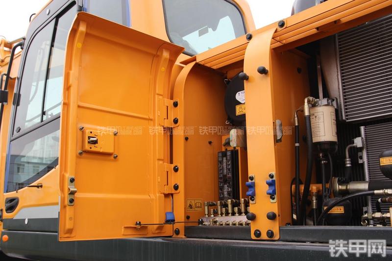 现代R210W-9挖掘机局部