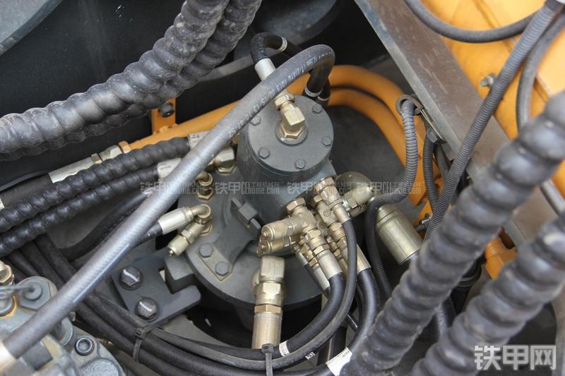 现代R150W-9挖掘机局部