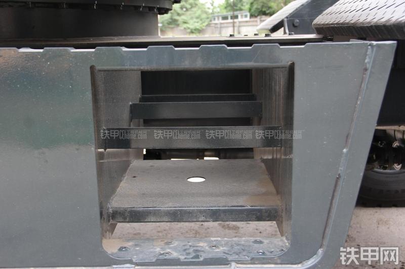 现代R150W-9挖掘机局部