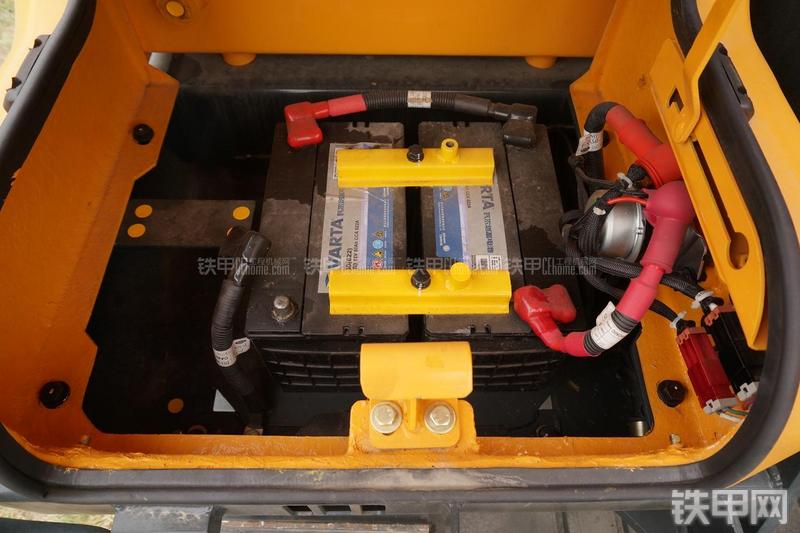 现代R80-9挖掘机局部