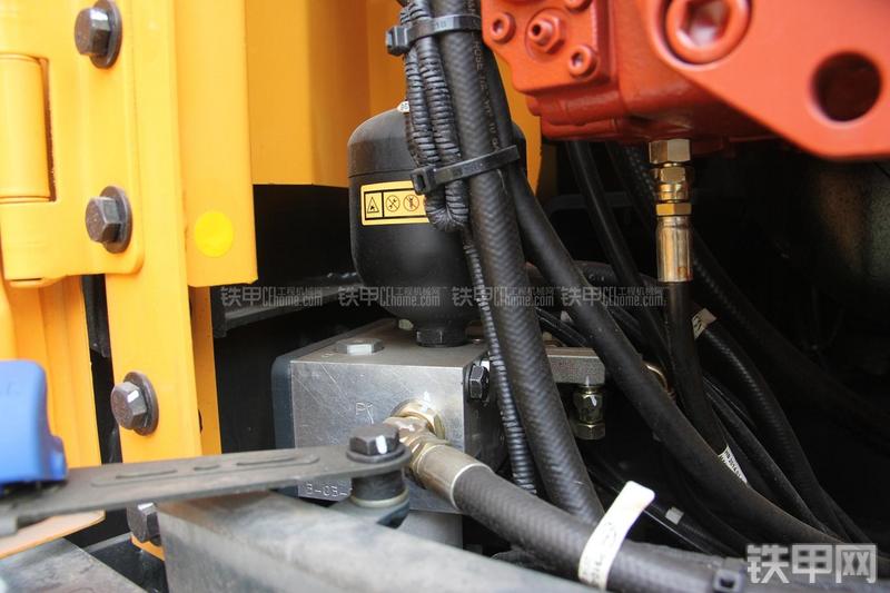 现代R150W-9挖掘机局部