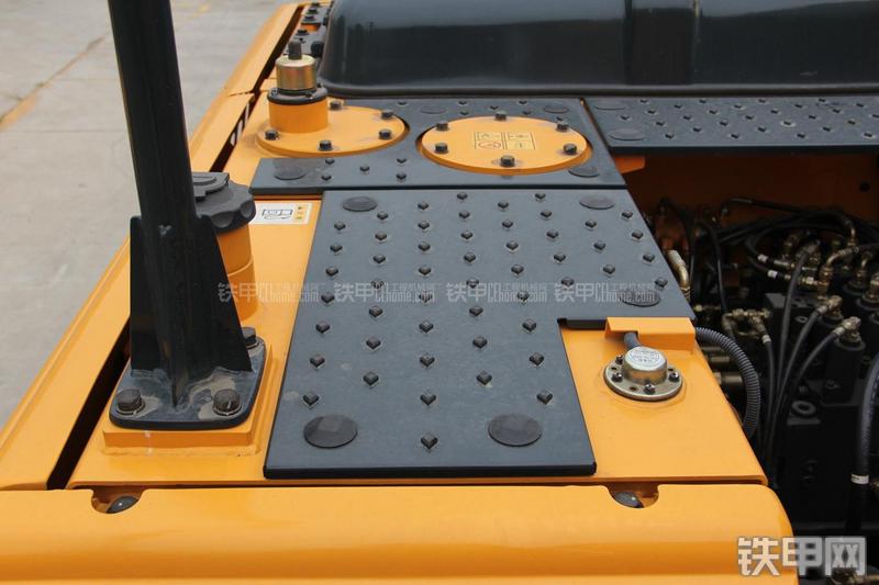 现代R150W-9挖掘机局部