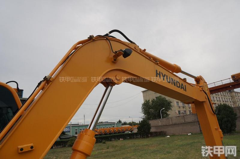 现代R80-9挖掘机局部