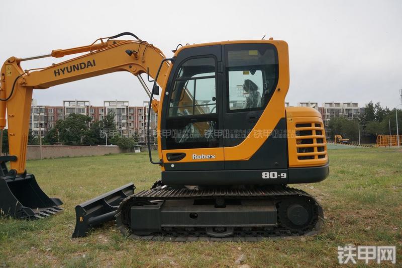 现代R80-9挖掘机整机外观