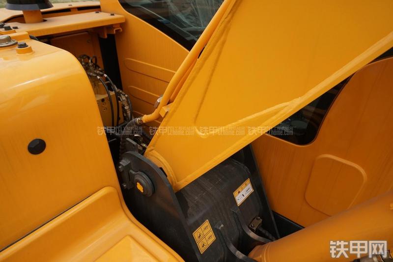 现代R80-9挖掘机局部