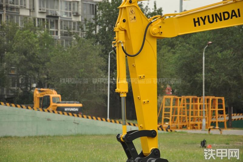 现代R80-7挖掘机局部