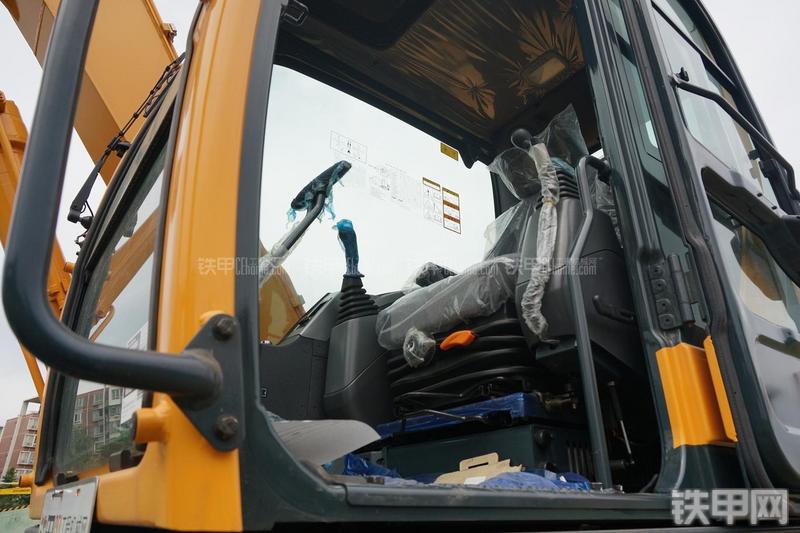 现代R80-9挖掘机局部