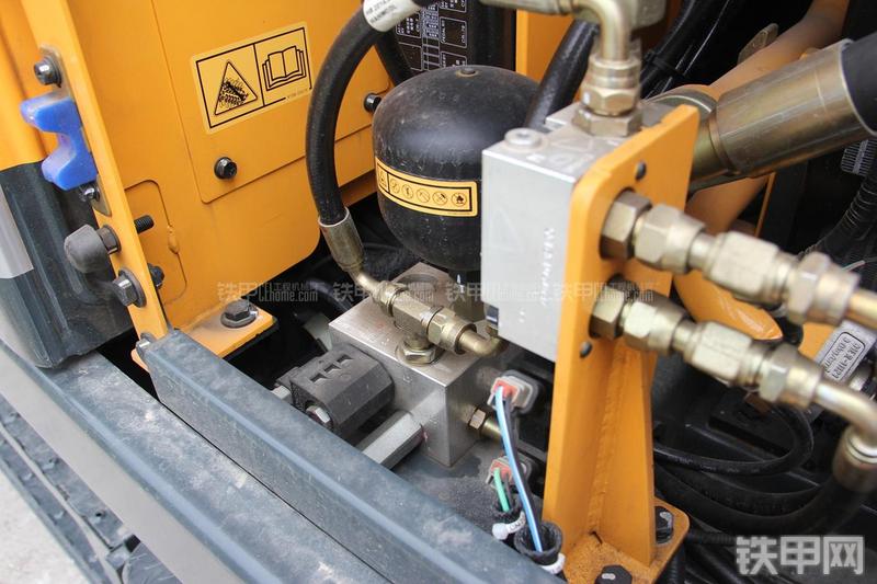 现代R150W-9挖掘机局部