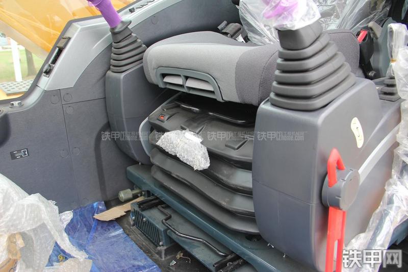 现代R150W-9挖掘机局部