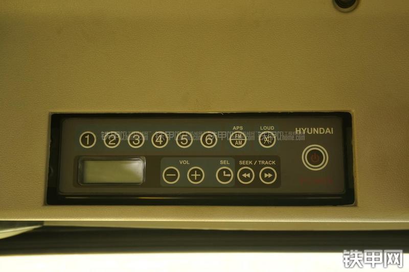 现代R80-7挖掘机局部