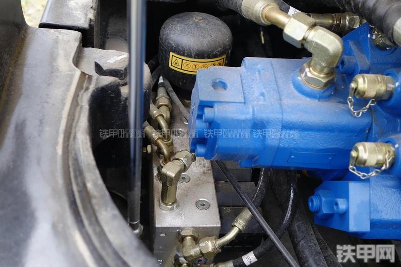 现代R55-7挖掘机局部