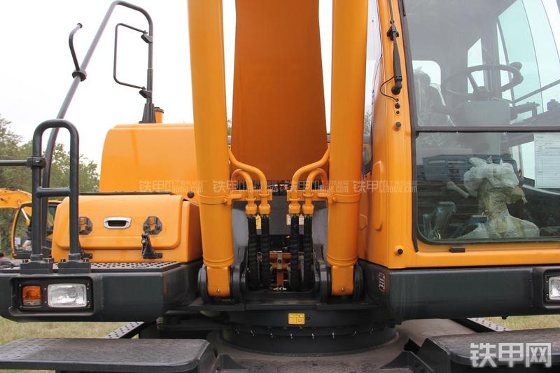 现代R210W-9挖掘机局部