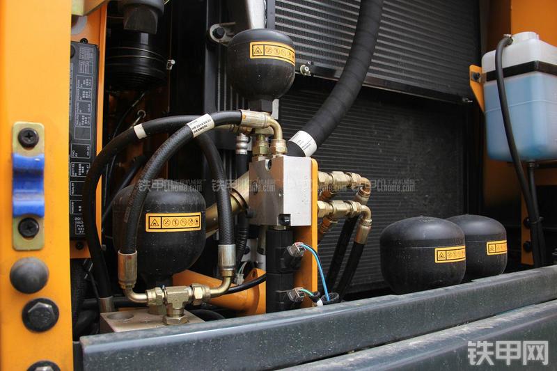 现代R150W-9挖掘机局部