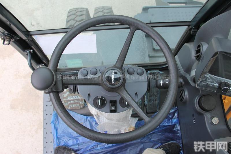 现代R150W-9挖掘机局部