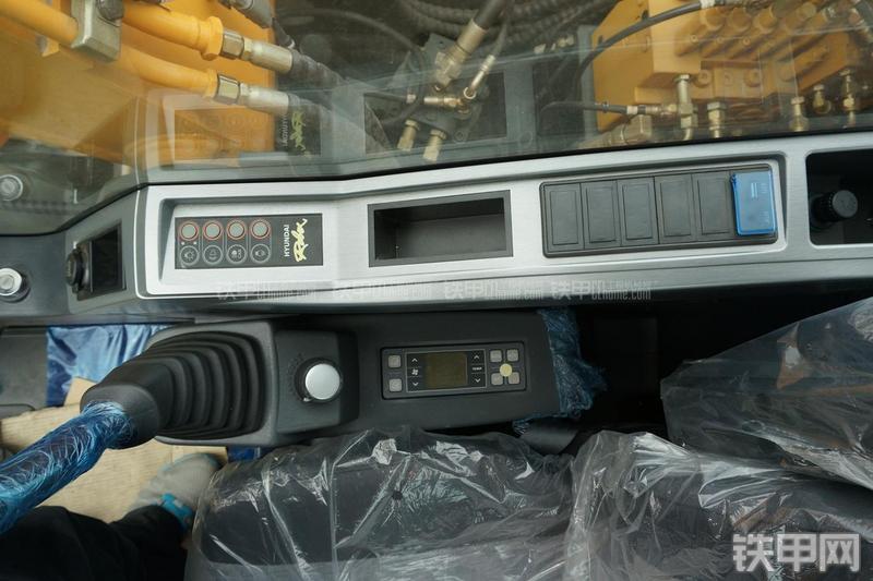 现代R80-9挖掘机局部