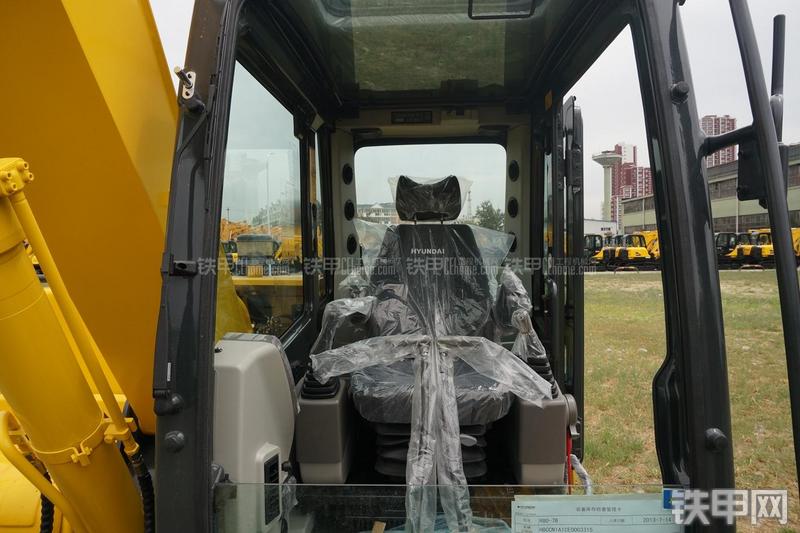 现代R80-7挖掘机局部