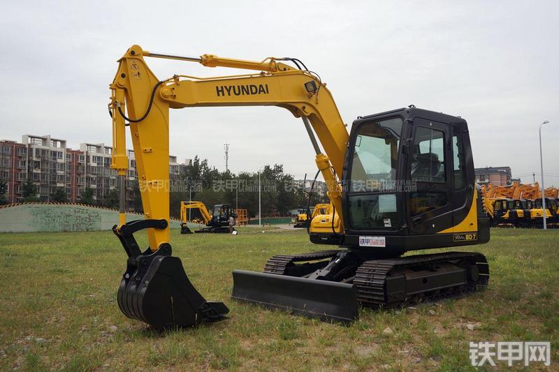 现代R80-7挖掘机整机外观