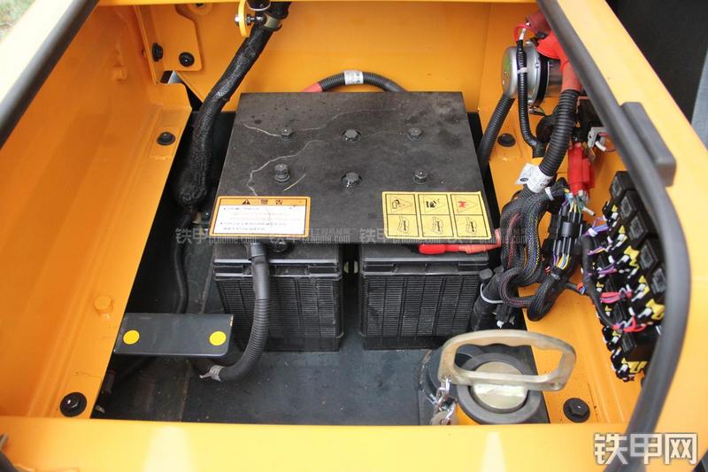 现代R210W-9挖掘机局部