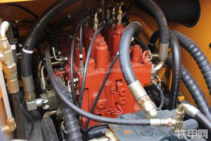 现代R210W-9挖掘机局部