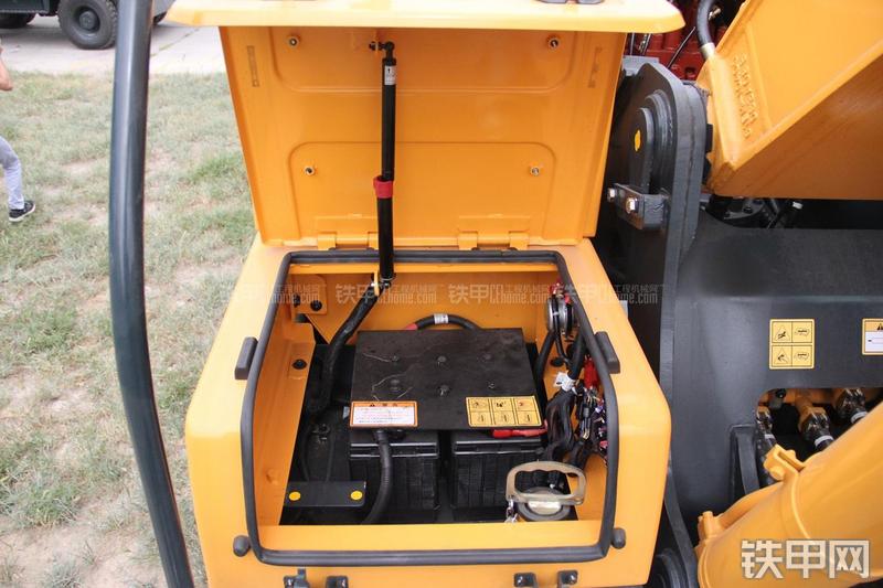 现代R210W-9挖掘机局部