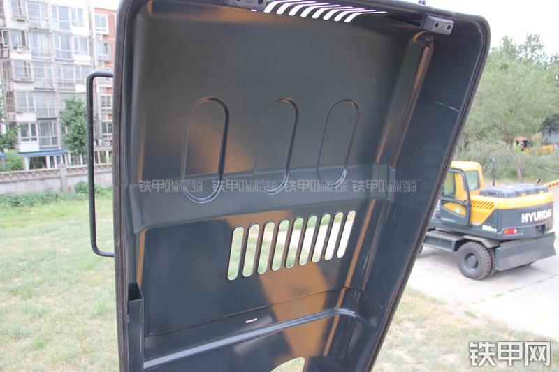 现代R210W-9挖掘机局部