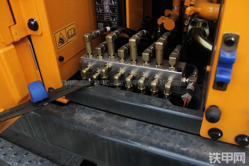 现代R210W-9挖掘机局部