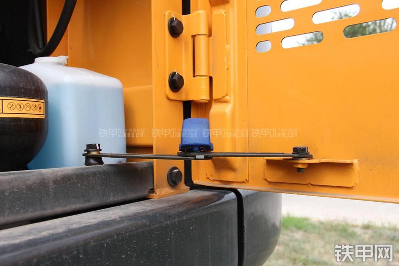 现代R210W-9挖掘机局部