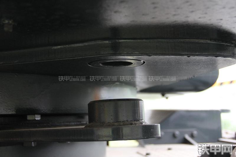 现代R210W-9挖掘机局部