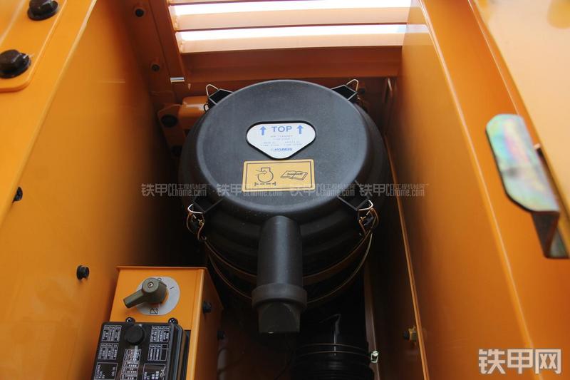 现代R210W-9挖掘机局部