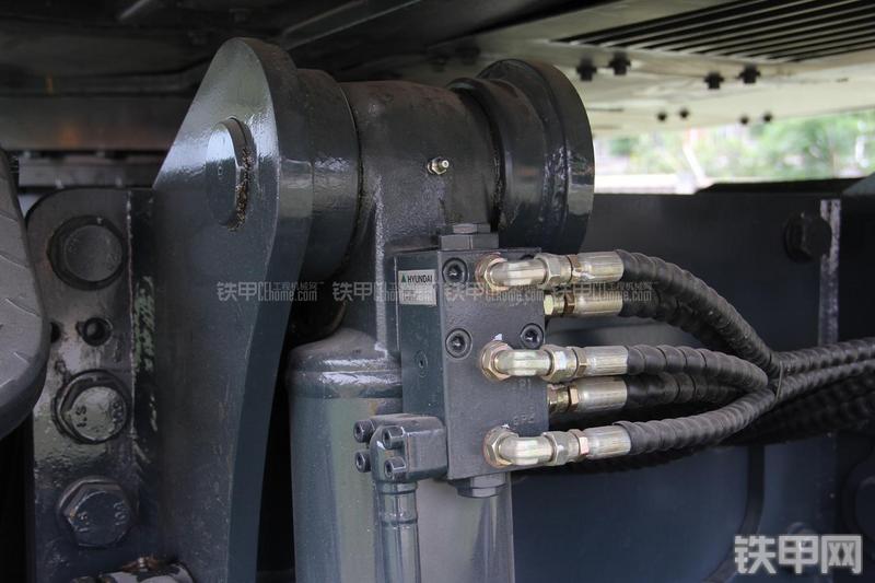 现代R210W-9挖掘机局部