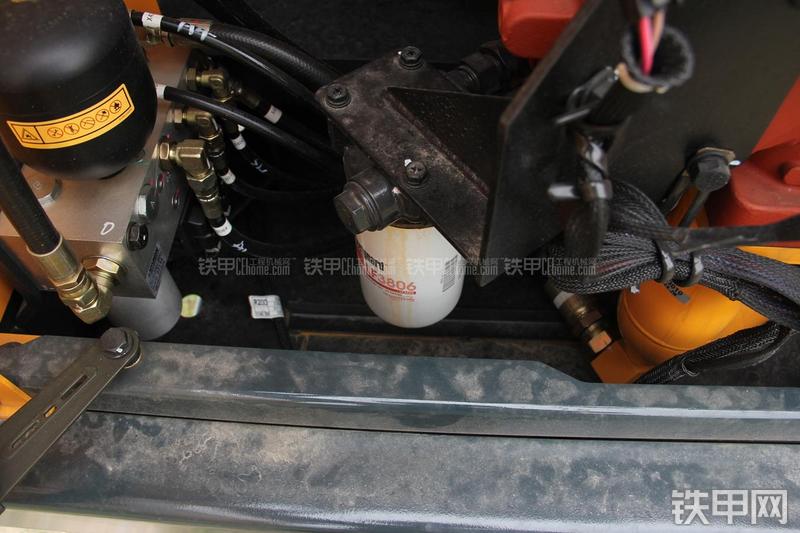 现代R210W-9挖掘机局部