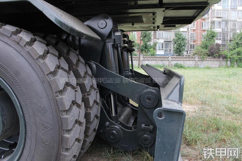 现代R210W-9挖掘机局部