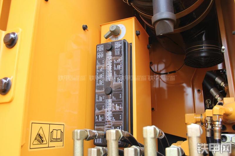 现代R210W-9挖掘机局部