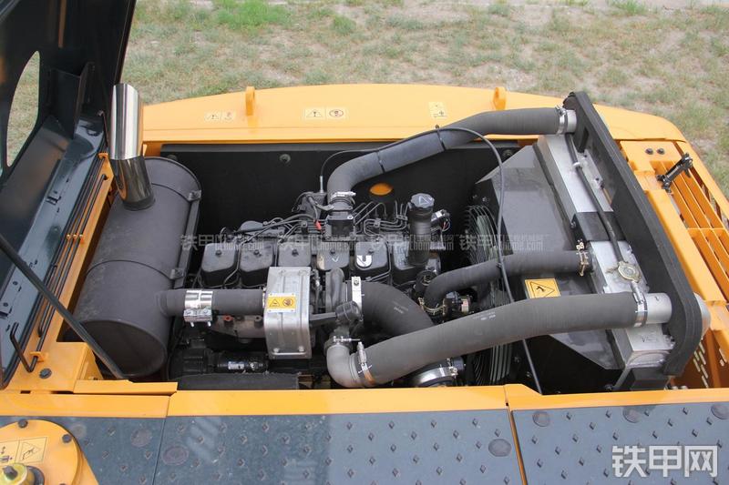 现代R210W-9挖掘机局部