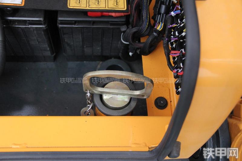 现代R210W-9挖掘机局部