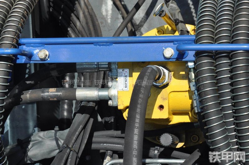 恒天九五JV150五十铃挖掘机局部