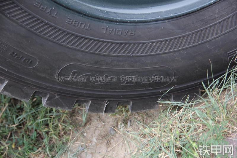 现代R210W-9挖掘机局部