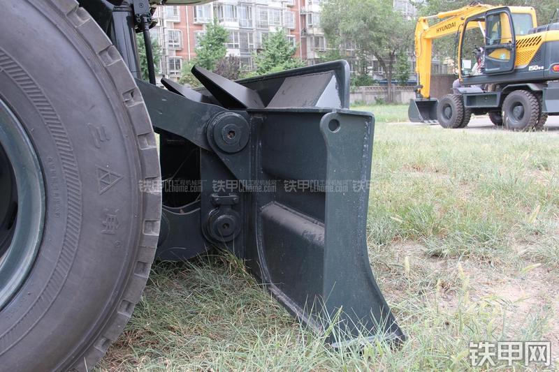 现代R210W-9挖掘机局部