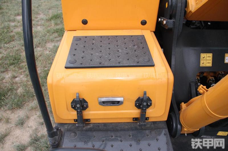 现代R210W-9挖掘机局部